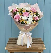 Букет цветов из:  Гвоздики, Орхидеи и Розы в Котово