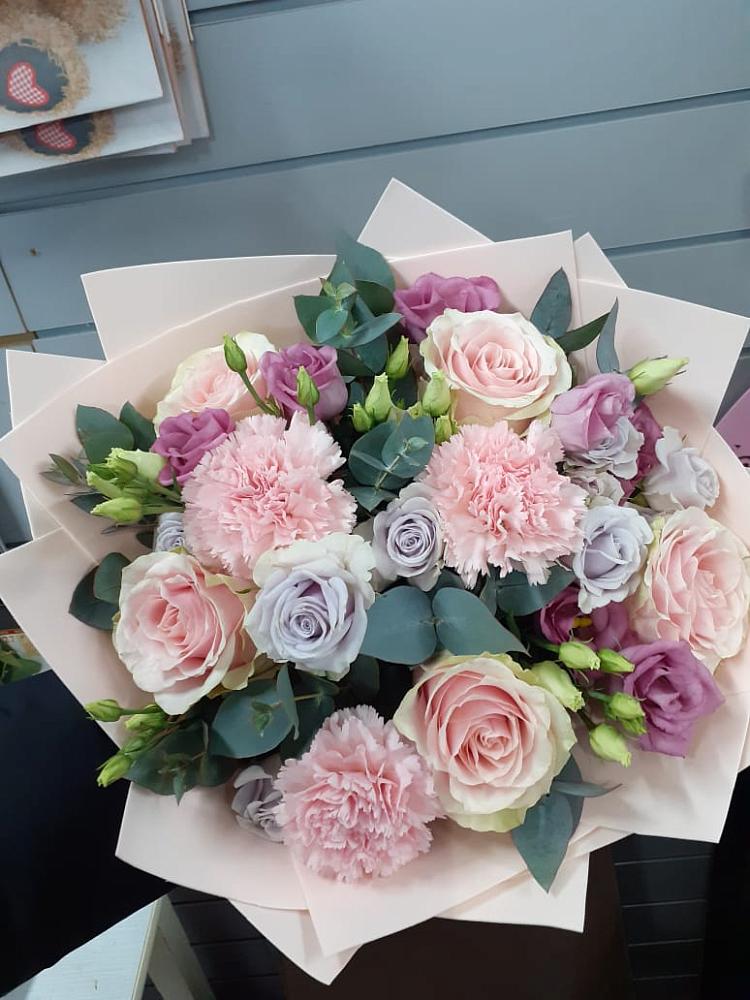 Букет цветов из: Розы, Гвоздики и Лизиантусы в Котово