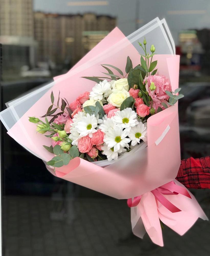 Букет нежный в Котово Букет цветов из: Розы, Лизиантусы и Хризантемы в Котово