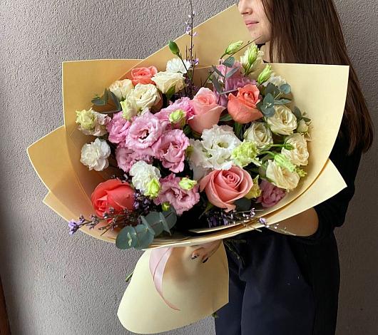 Букет цветов из: Розы, Лизиантусы и Гвоздики в Котово